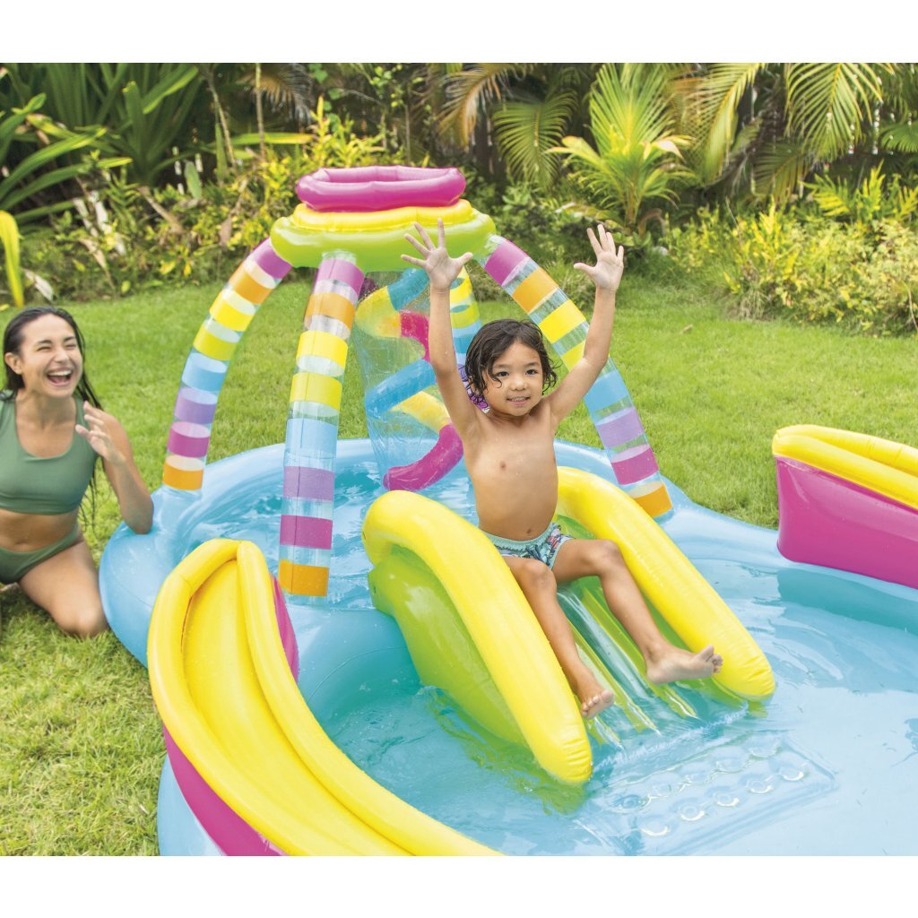 Piscina jugando en el centro del centro de arco iris