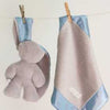 Coccole coniglietto grigio con orecchie blu. 26