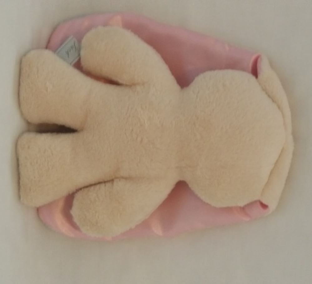 Acurrucarse conejito beige con orejas rosas. 26cm