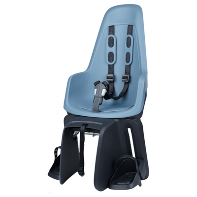 Asiento infantil de Bobike detrás de un maxi e-bd citadel azul