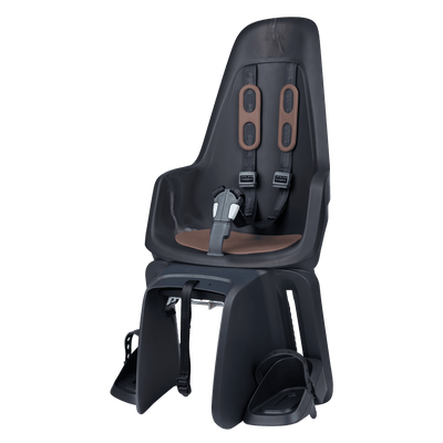 Asiento infantil de Bobike detrás de un maxi e-bd negro marrón