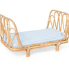Cama para muñecas de ratán con colchón azul