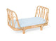 Cama para muñecas de ratán con colchón azul