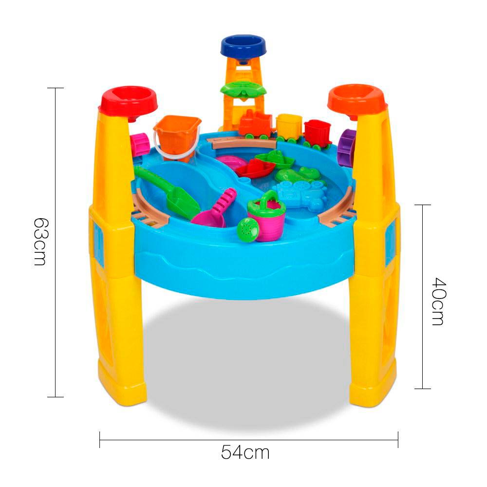 Parco giochi di sabbia e acqua con parasole
