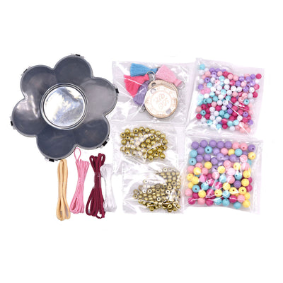 Set di gioielli alla moda, dolci braccialetti in pelle scamosciata