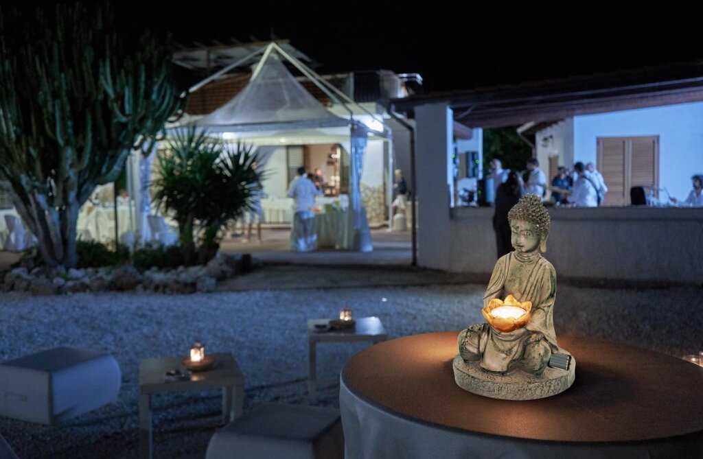 Grundig Grundig Buddha Imagen con botón LED de solar LED DURO DE FUEGO DE FUEGO 6-8 horas 17x16x27cm