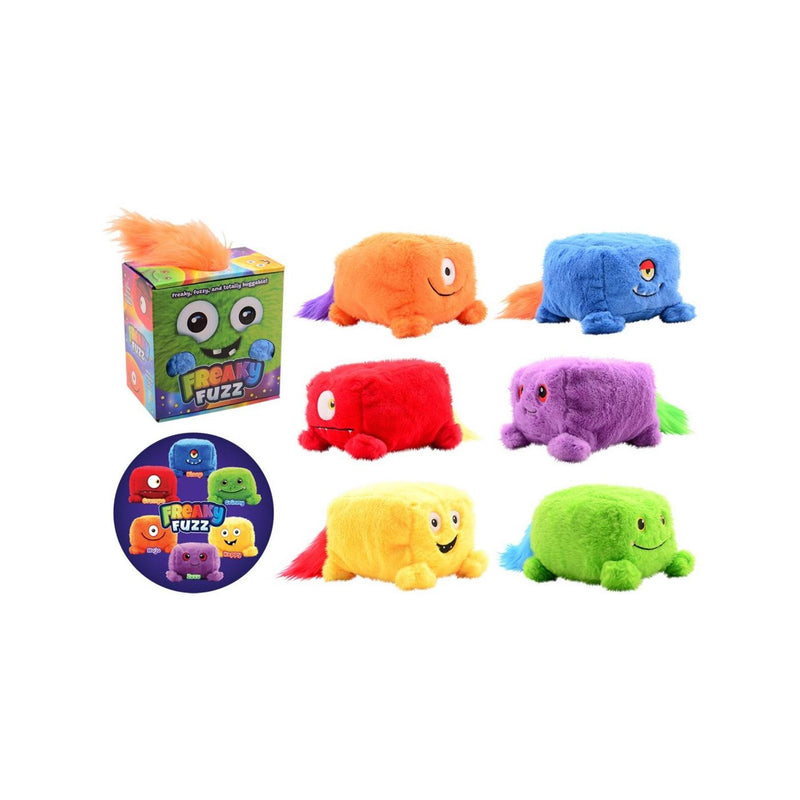 Il peluche Johntoy gioca con la strana peluria