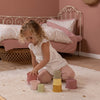 Little olandese impilando i becher rosa