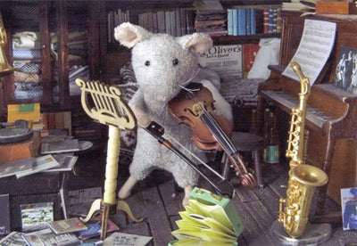 Postal de la casa del ratón tocando el violín