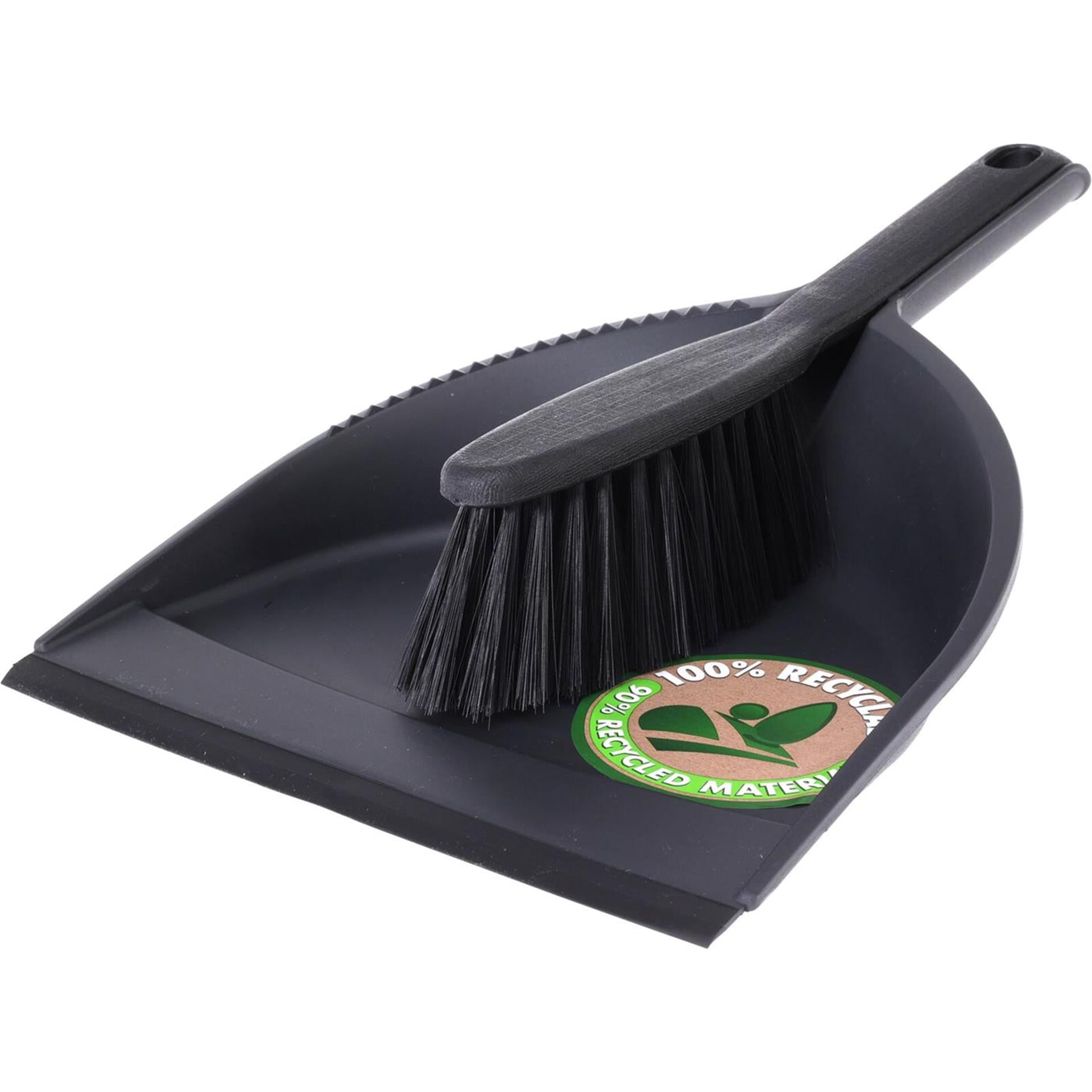 Recogedor y cepillo de plástico negro.