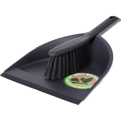 Recogedor y cepillo de plástico negro.
