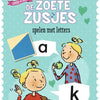 Casetta centrale con libro loco mini con cui giocano le dolci sorelle let