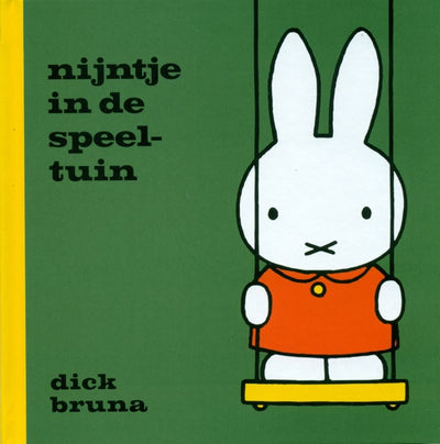 Casa del libro Central Miffy en el patio de recreo