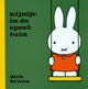 Casa del libro Central Miffy en el patio de recreo