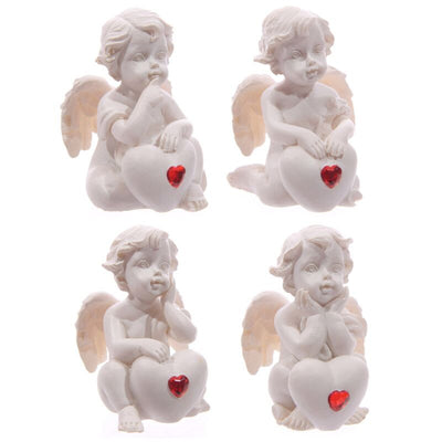 Querubín blanco sentado con piedra preciosa del corazón rojo