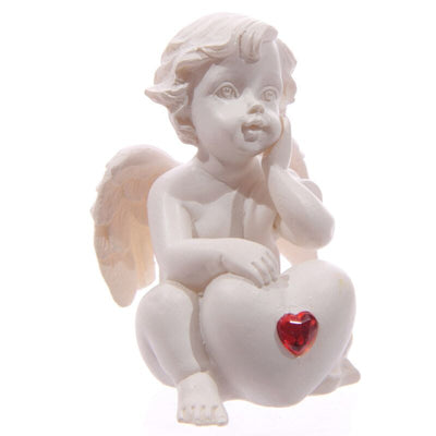 Querubín blanco sentado con piedra preciosa del corazón rojo