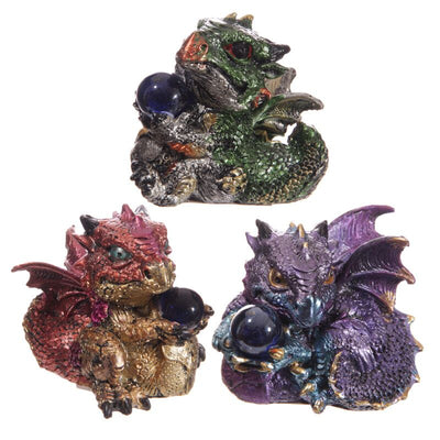 Lindo dragón bebé con bola de cristal