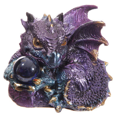 Lindo dragón bebé con bola de cristal