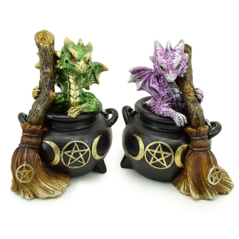 Elementos Baby Dragon en Magical Witch Kettle con escoba