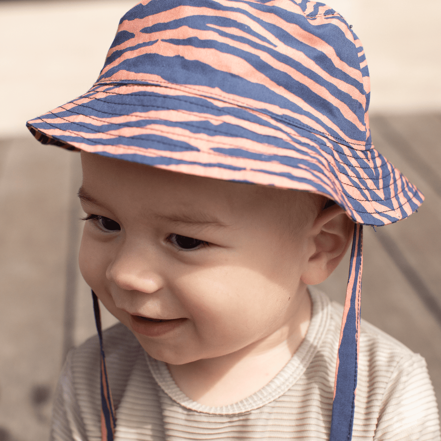 Vibrant stripes | blauw oranje uv zonnehoed