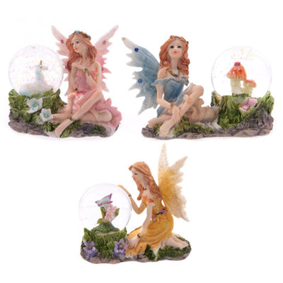 Flower Fairy seduto con un globo di neve