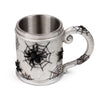 Copa de beber en la red de araña decorativa