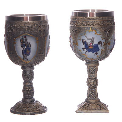 Ridder a caballo contra Fantasy Knight Decorative Chalice