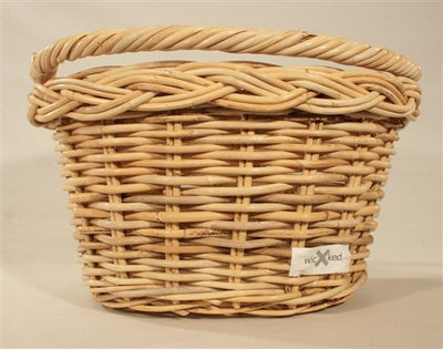 Cestino dello sterzo di vimini attorno a grandi superficie naturali