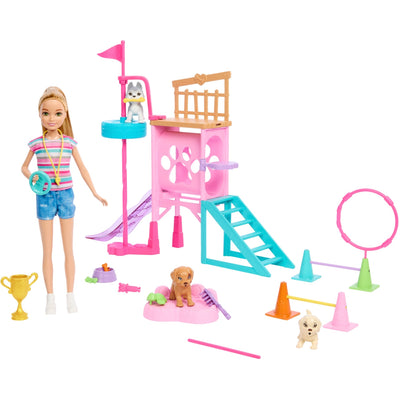 Mattel con Stacie al parco giochi di salvataggio per il parco giochi per