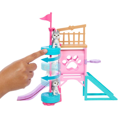 Mattel con Stacie al parco giochi di salvataggio per il parco giochi per