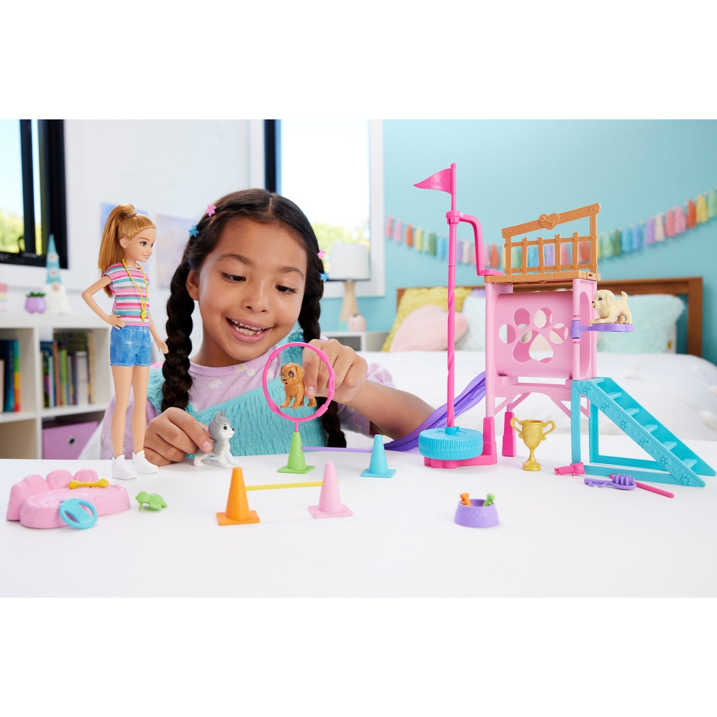 Mattel con Stacie al parco giochi di salvataggio per il parco giochi per