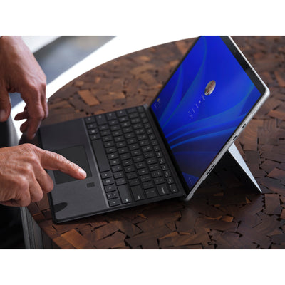 Teclado de firma de Microsoft Surface con huellas dactilares