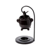 Burner di profumo appeso alla caldaia nera con supporto