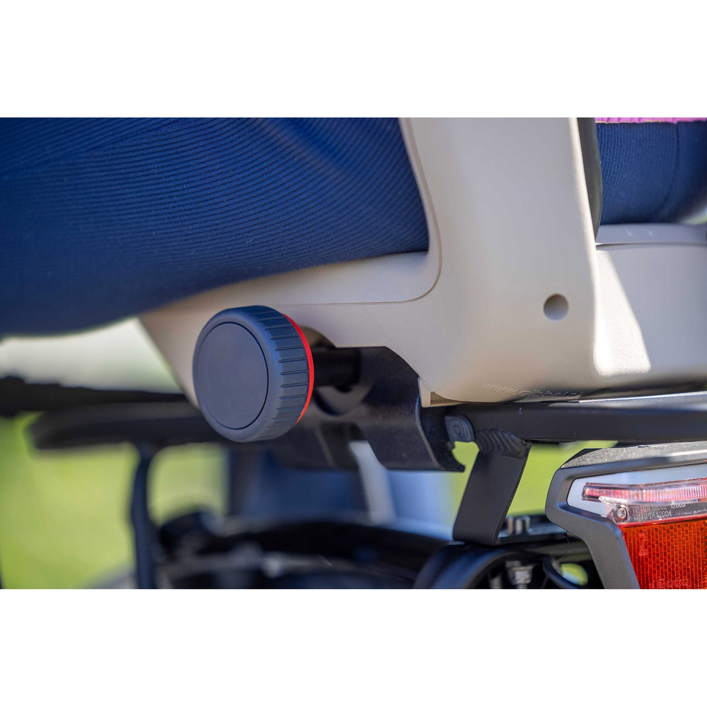 Qibbel Q345 Sedile posteriore 6+ junior con poggiapiedi e piastre di protezione Cappuccino Brown