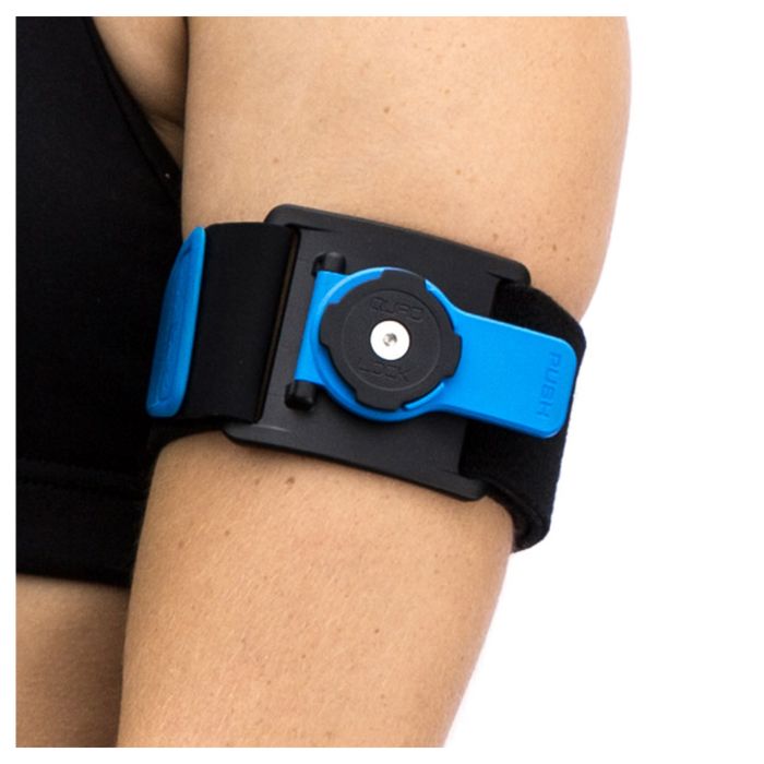 Pulsera deportiva con cierre cuádruple.