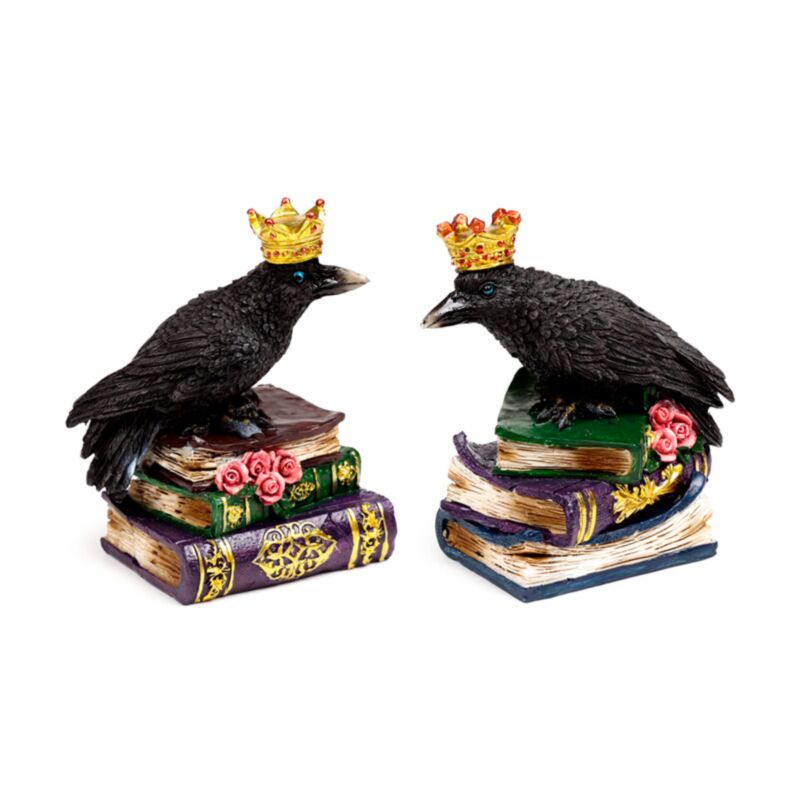 Crow con corona de pie en los libros