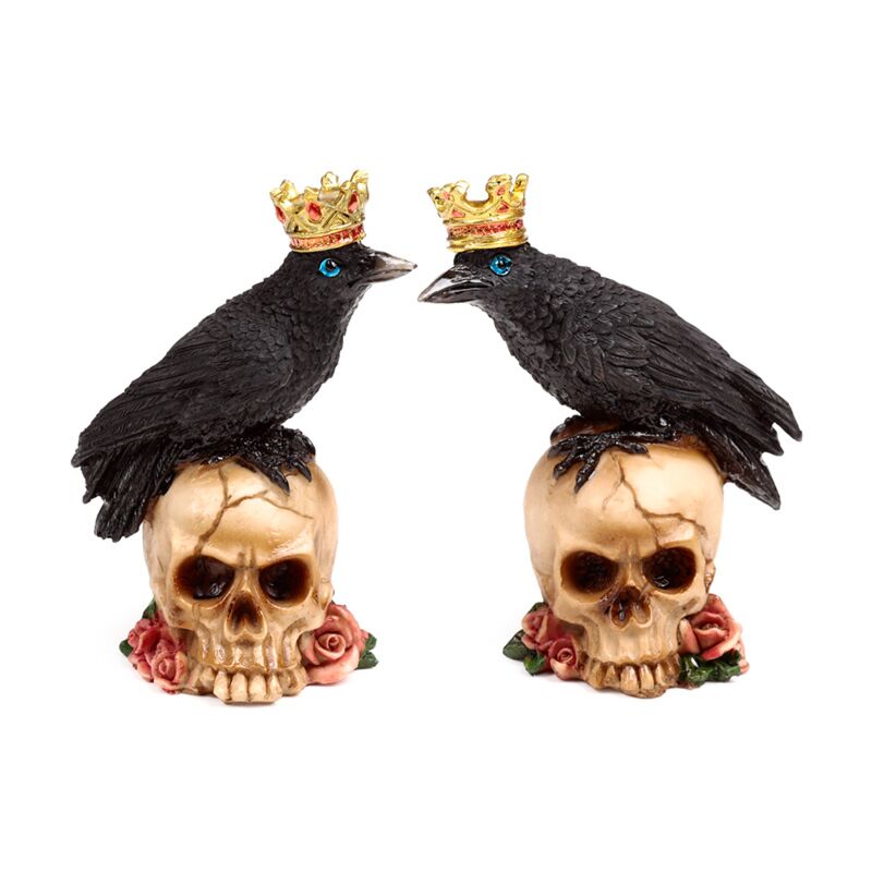 Crow con corona de pie en rosas de cráneo