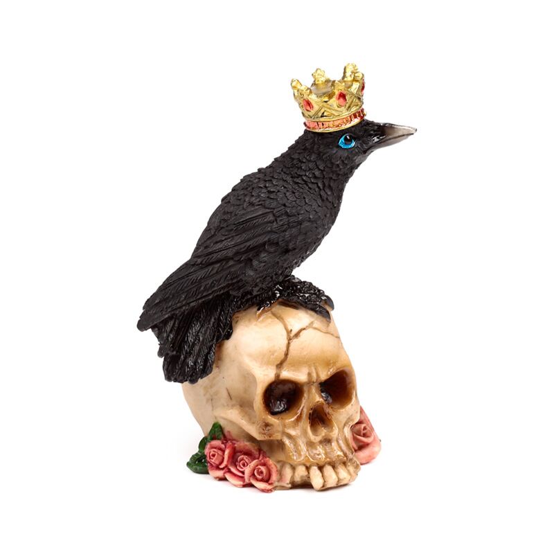 Crow con corona de pie en rosas de cráneo