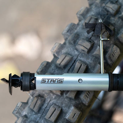 La increíble herramienta de reparación de tubeless Dart de Stan