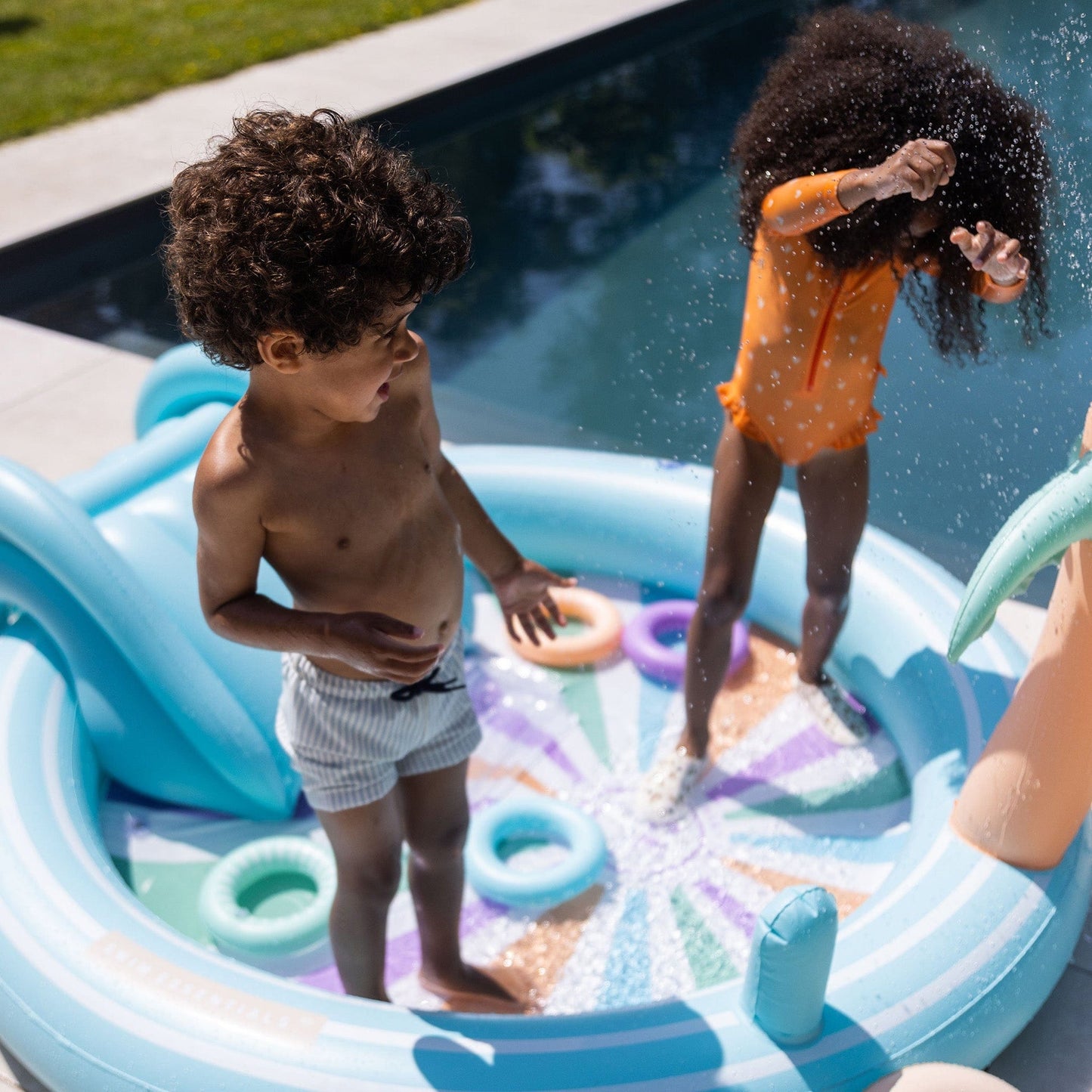 Onde luminose | Piscina da gioco multic -colorato