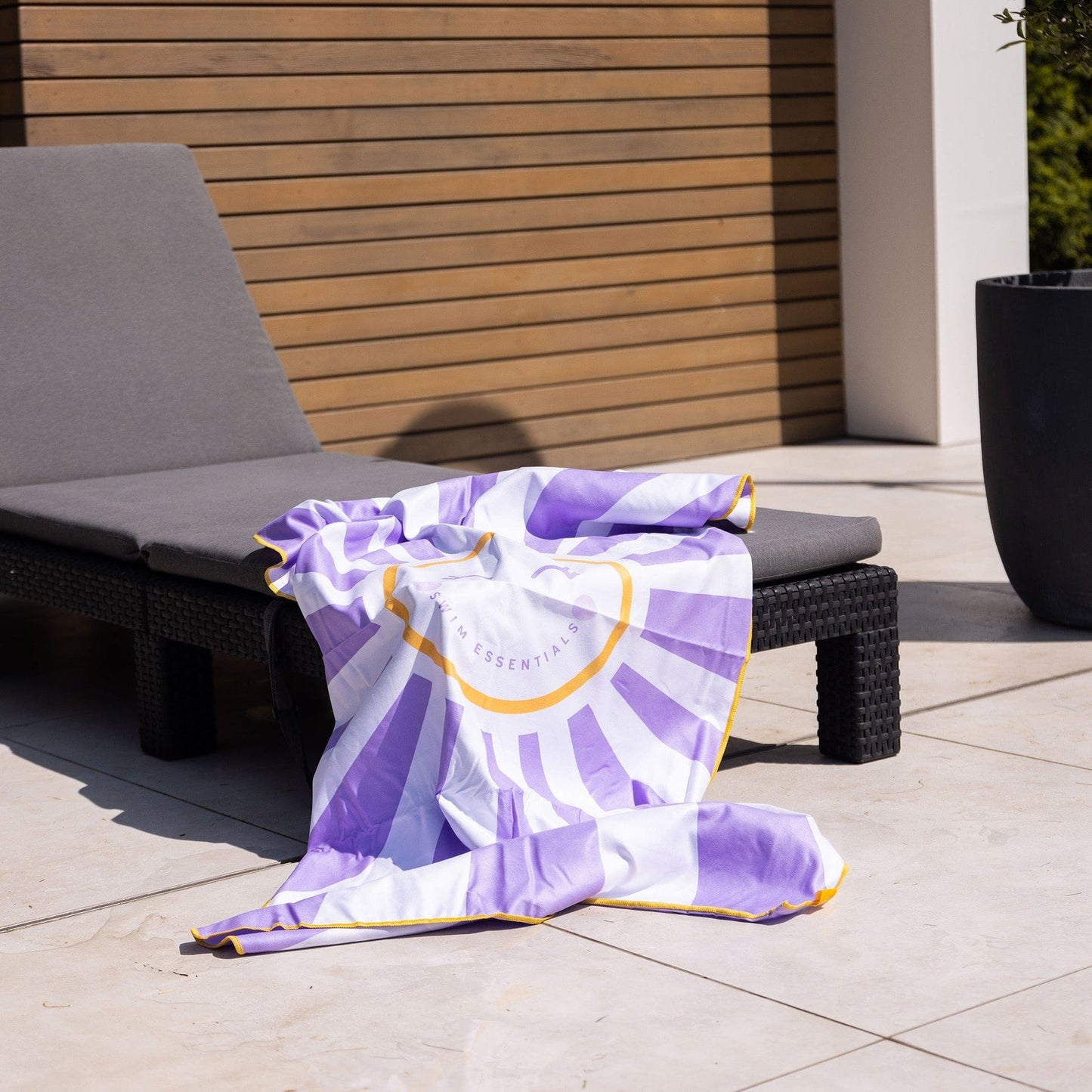 Feliz sol | Toalla de microfibra blanca púrpura 135 x 65 cm