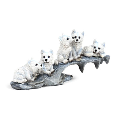 Los cachorros de lobo juegan en el rock