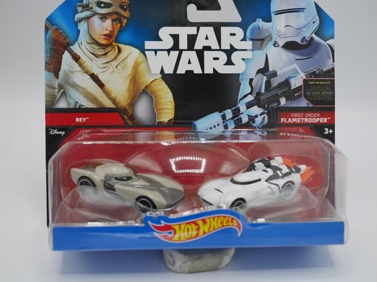 star wars 2 auto apos;s rey samen met first order flametrooper