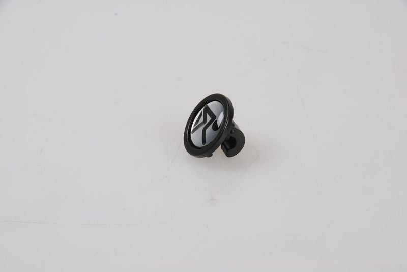 Pulsante di montaggio parafango Curana logo argento p pz.