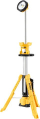 Lampada da lavoro a LED Dewalt DCL079-XJ 18 Volt XL con treppiede senza batteria e caricabatterie - DCL079-XJ