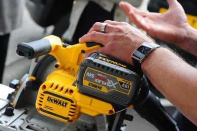 Sega circolare Dewalt dcs520t2r xr flexvolt ad immersione 54v 165mm + binario di guida - dcs520t2r-qw