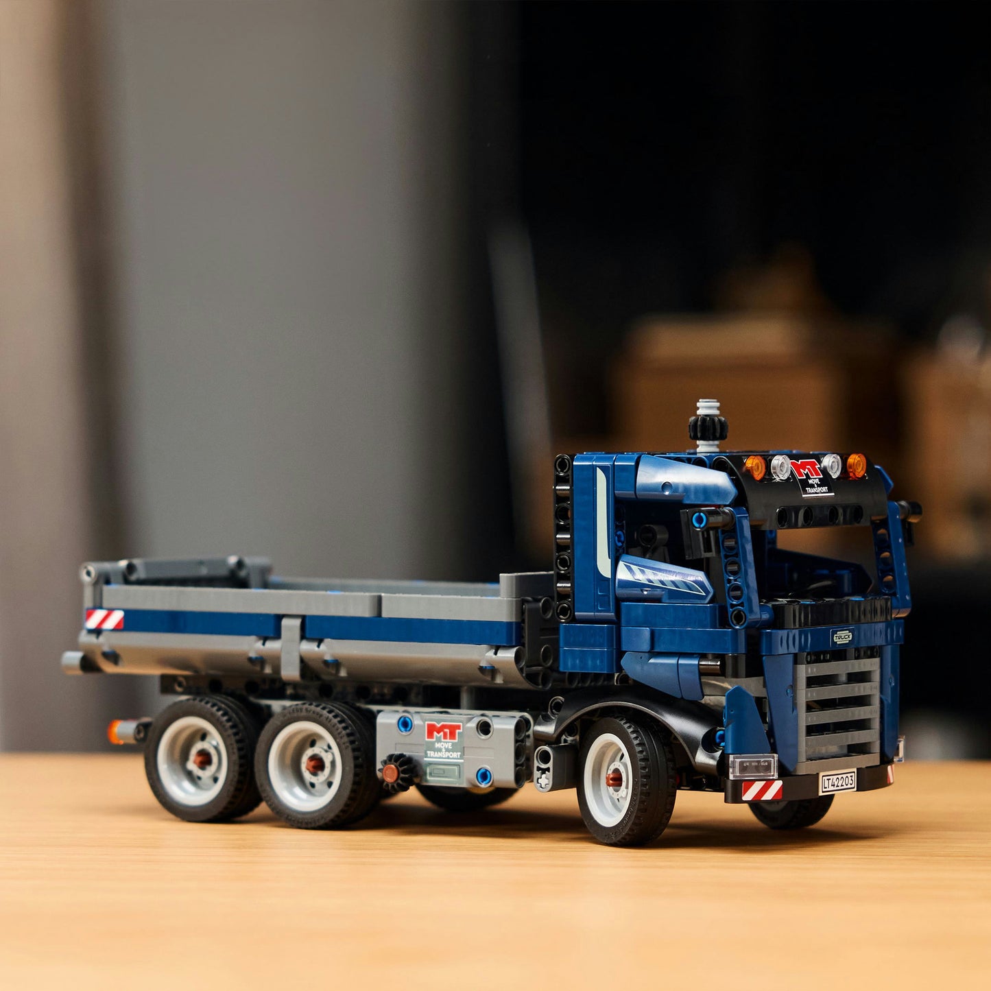 Camion Lego Technic 42203 con funzione di inclinazione