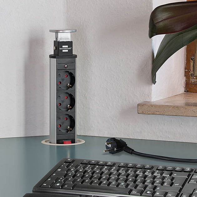 La torre de Brennenstuhl almacena esta caja con USB
