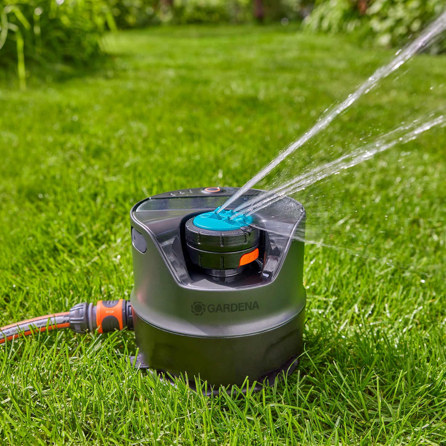Aspersor Gardena Aquaprecise sobre el suelo