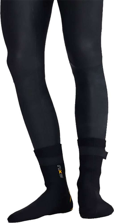 2xu spingono gli stivaletti in neoprene